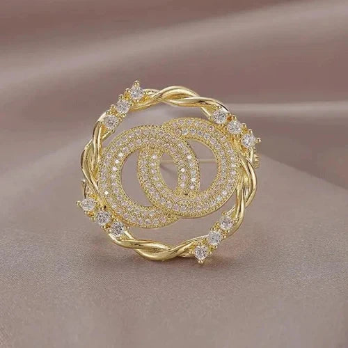 Fashion Letter Double Ring Rhinestone Brooch Metal Three Round Circle Pins For Women Cardigan Shirt Badge Luxulry Jewelry Gifts